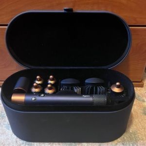 DYSON AIRWRAP COMPLETE STYLER NWT
DARK BLUE & BRIGHT COPPER
SOCIAL GIFT EDITION